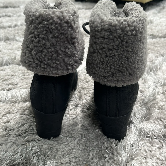 Ugh Zea black sherpa wedge boot size 7 - Picture 4 of 9